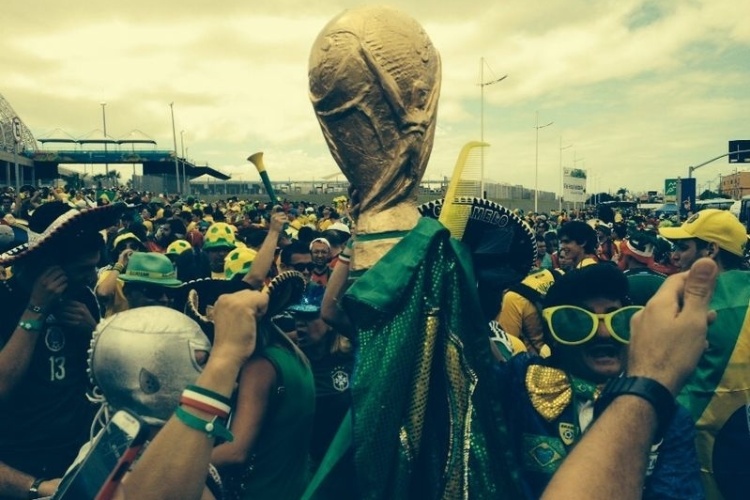 Torcida chega ao Castelão para o jogo Brasil x  México, em Fortaleza