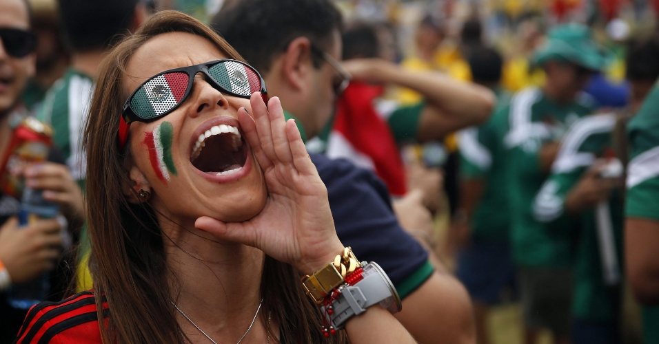 Torcida mexicana mostrou empolgação na chegada ao Castelão para o jogo contra o Brasil