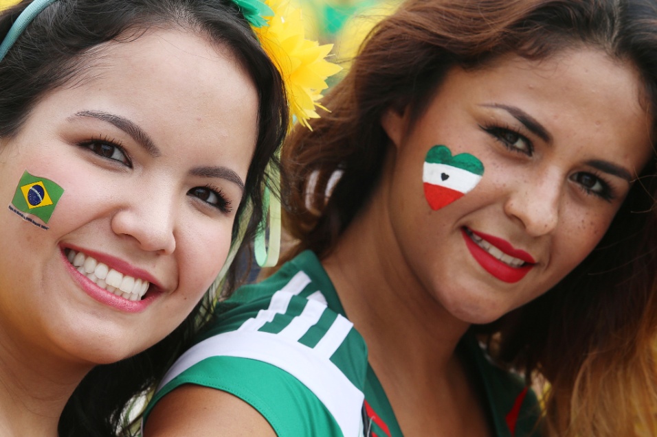 Torcida mexicana mostrou empolgação na chegada ao Castelão para o jogo contra o Brasil