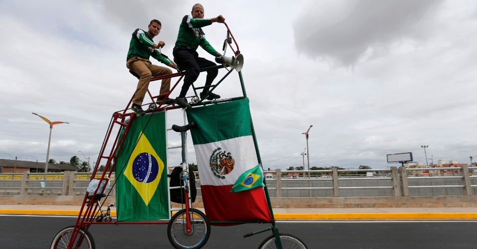 Uma bicicleta nada convencional apareceu nos arredores do Castelão, horas antes de o Brasil entrar em campo para entrar no México