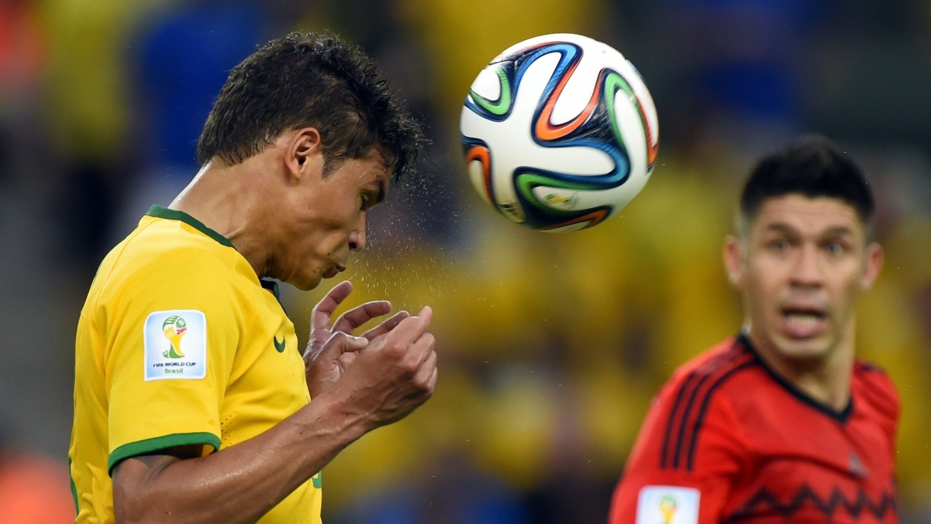 17.jun.2014 - Zagueiro e capitão brasileiro Thiago Silva cabeceia a bola e afasta o perigo no jogo contra o México