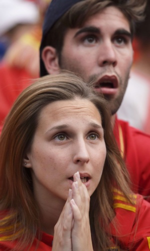 18.jun.2014 - A bela torcedora da Espanha não acredita no que vê ao acompanhar o jogo contra o Chile em um telão de Madri