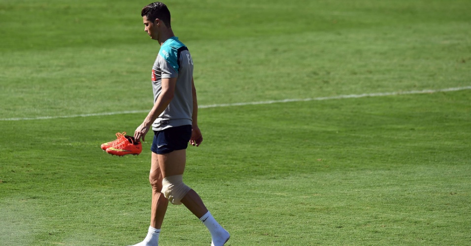 18.jun.2014 - Cristiano Ronaldo deixa treino de Portugal mais cedo devido a dores no joelho; jogador usa bolsa de gelo no local