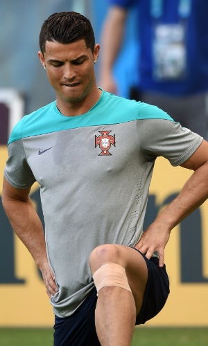 18.jun.2014 - Cristiano Ronaldo treino com proteção logo abaixo do joelho lesionado