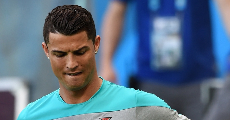 18.jun.2014 - Cristiano Ronaldo treino com proteção logo abaixo do joelho lesionado
