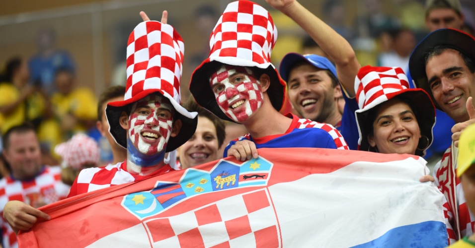 18.jun.2014 - Do outro lado, os torcedores da Croácia adotaram o tradicional tom quadriculado do uniforme no rosto
