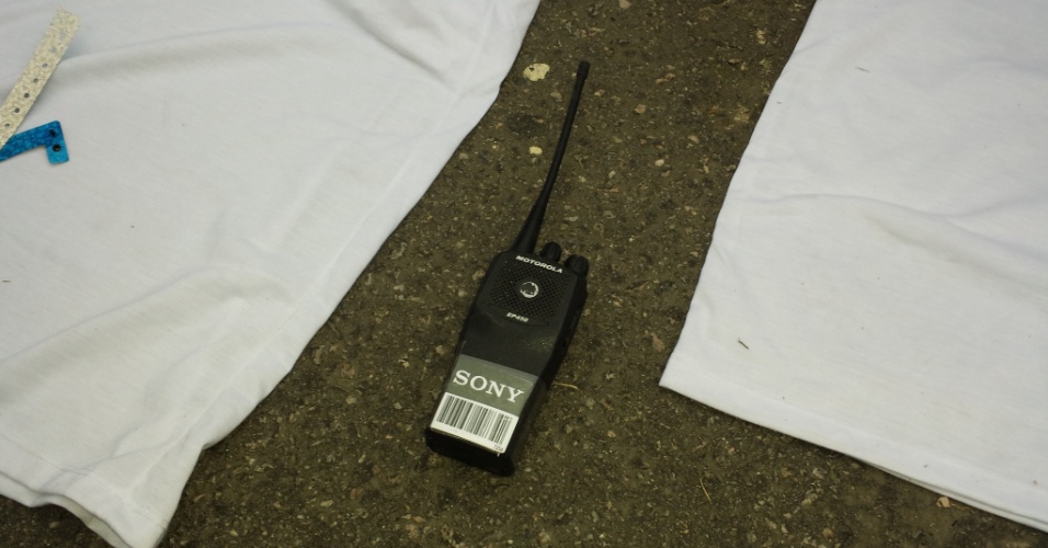 18.jun.2014 - O grupo de quatro estrangeiros vendendo credenciais tinha até um rádio comunicador