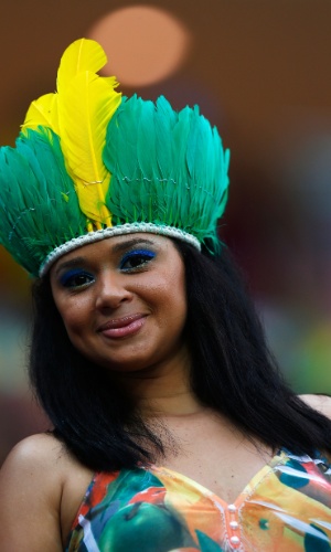 18.jun.2014 - O jogo entre Croácia e Camarões é em Manaus, e para fazer bonito a bela torcedora escolheu um cocar como acessório
