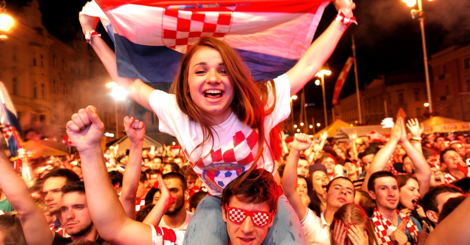 18.jun.2014 - Torcedora comemora vitória da Croácia sobre Camarões na praça principal da capital Zagreb