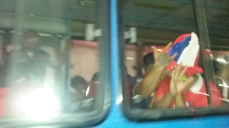 18.jun.2014 - Torcedores chilenos deixam Maracanã em ônibus da Polícia Militar após tentarem entrar no estádio pelo centro de imprensa