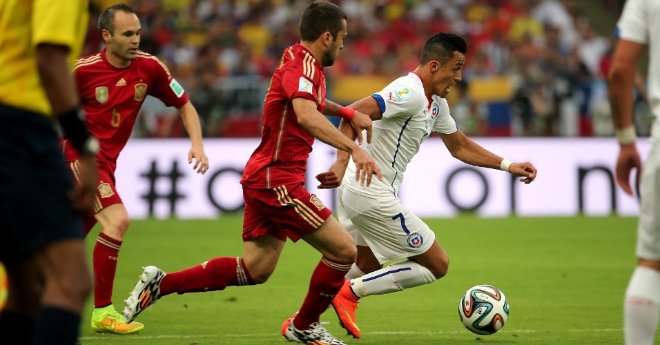 Alexis Sánchez tenta escapar da marcação de Alba no jogo do Chile contra a Espanha, no Maracanã