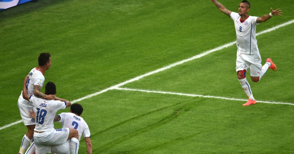 Arturo Vidal corre para comemorar com Vargas o primeiro gol chileno contra a Espanha
