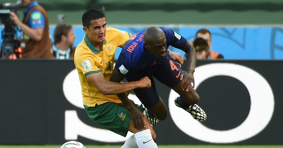 Atacante da Austrália Tim Cahill tenta impedir avanço do zagueiro Bruno Martins Indi durante o jogo da Austrália contra Holanda no Beira Rio AFP