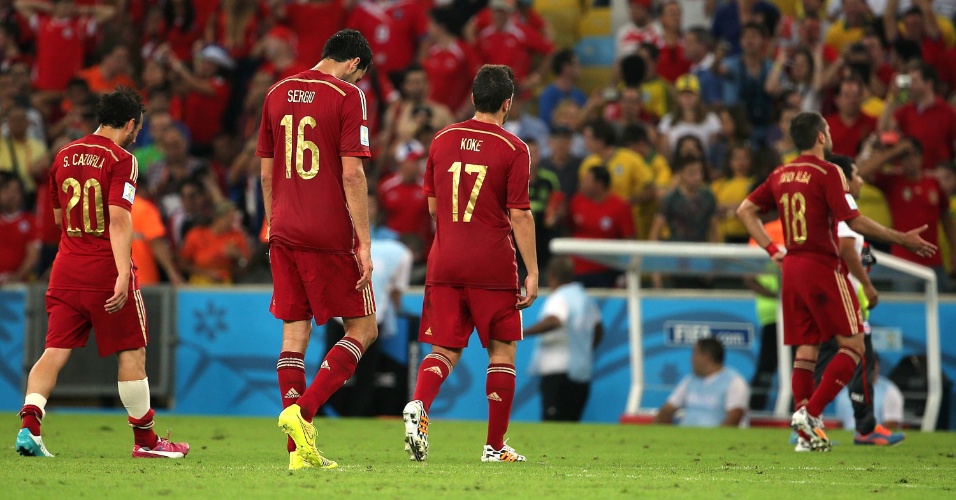 Atletas da Espanha demonstram abatimento após a derrota para o Chile por 2 a 0, no Maracanã