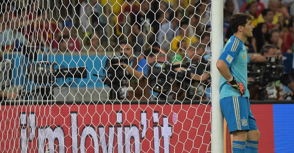 Atual campeão mundial e bi da Eurocopa, Casillas vê a seleção espanhola cair na primeira fase da Copa
