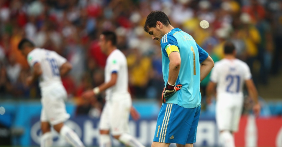 Casillas parece não acreditar após a Espanha sair atrás no placar contra o Chile