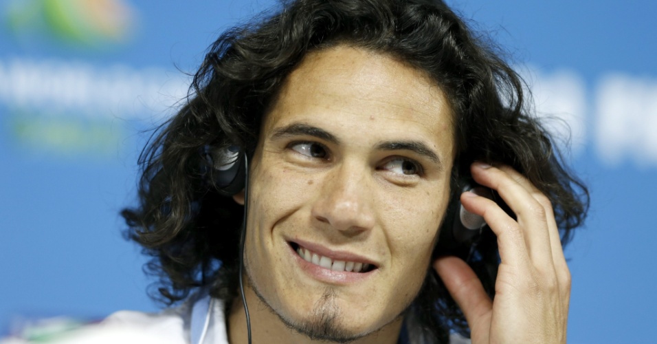 Cavani, da seleção uruguaia, sorri durante coletiva de imprensa