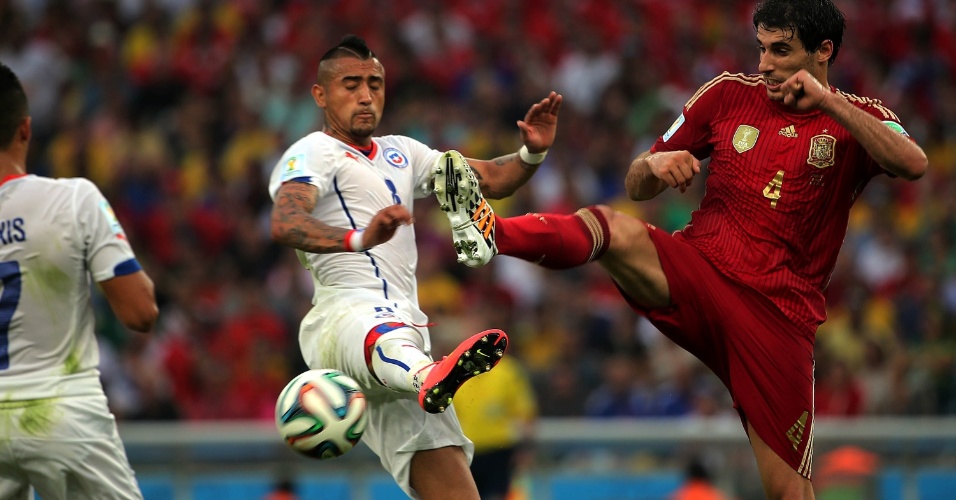 Chileno Vidal divide a bola com o espanhol Javi Martínez pela segunda rodada da Copa do Mundo