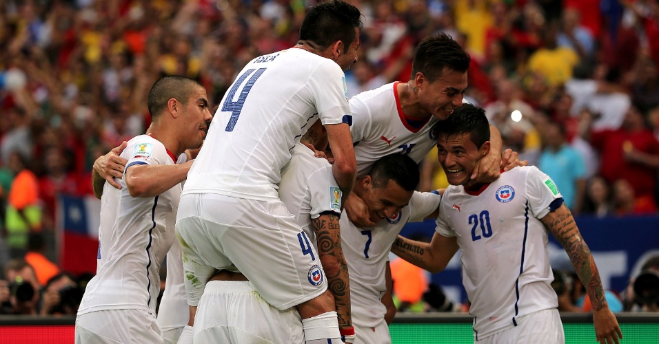 Chilenos comemoram o gol de Aránguiz contra a Espanha, o segundo no Maracanã