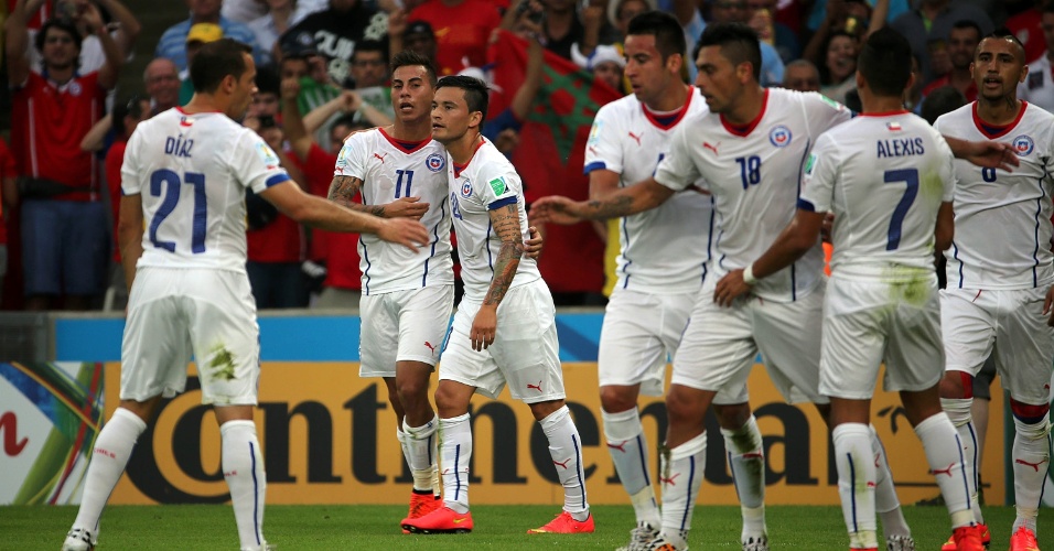 Chilenos comemoram o primeiro gol contra a Espanha, pela segunda rodada da Copa do Mundo