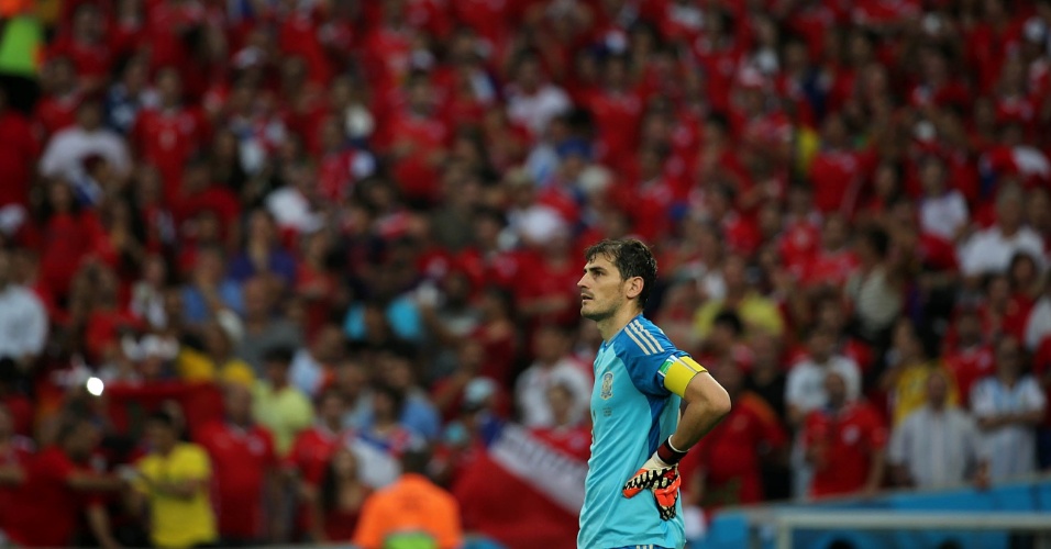 Com as mãos na cintura, Casillas lamenta e vê a situação da Espanha se complicar na Copa do Mundo