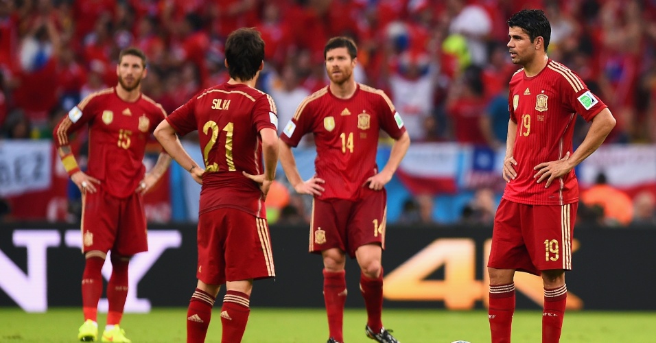 Diego Costa aguarda para reiniciar a partida após sofrer gol do Chile no Maracanã