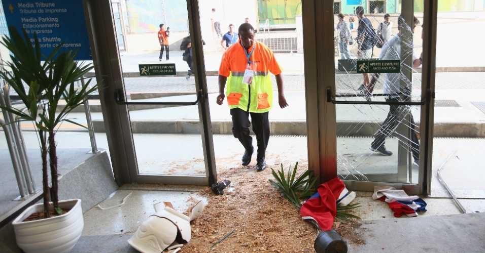 Entrada do centro de imprensa do Maracanã ficou destruída após tentativa de invasão da torcida chilena
