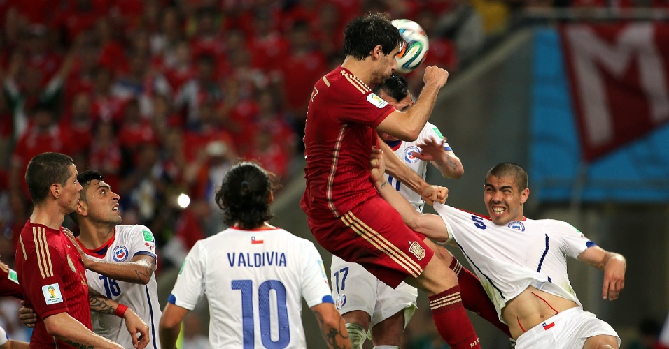 Espanhol Javi Martínez divide a bola no alto na derrota para o Chile por 2 a 0. Os atuais campeões estão fora da Copa do Mundo