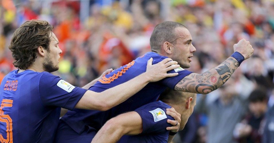 Holandeses "atacam" Robben em comemoração do primeiro gol do jogo entre Austrália e Holanda