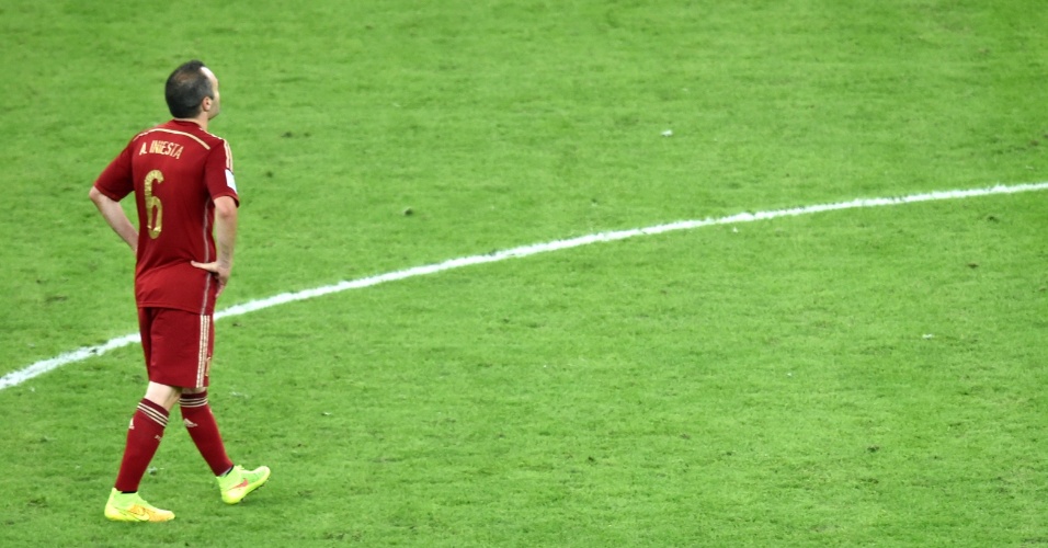 Iniesta caminha sozinho no meio do campo do Maracanã na derrota espanhola para o Chile por 2 a 0