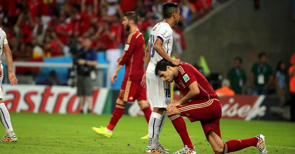 Javi Martínez se levanta e é consolado pelo chileno Vargas na derrota espanhola por 2 a 0