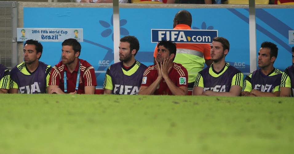 Jogadores da Espanha observam a derrota da seleção para o Chile, no Maracanã, por 2 a 0