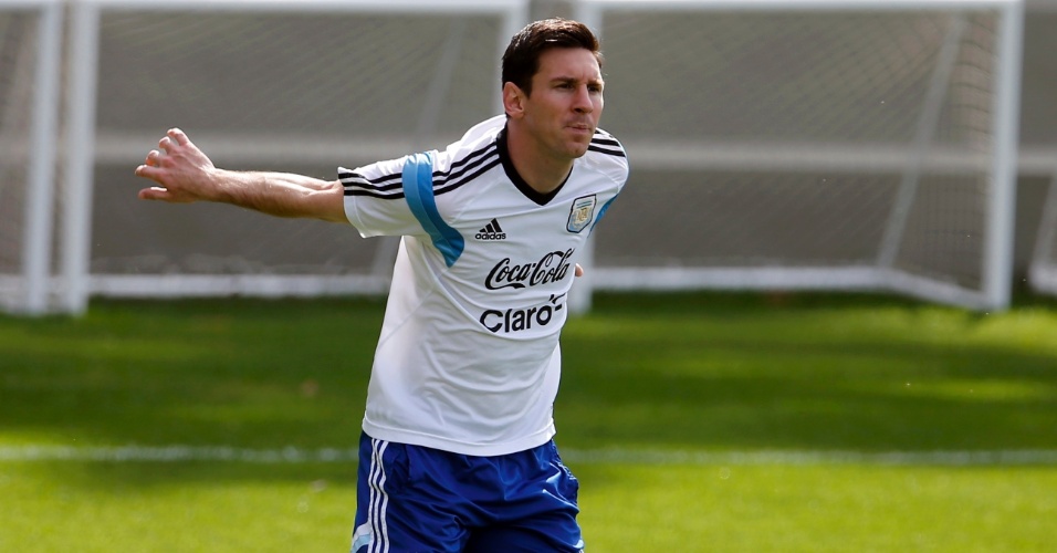Lionel Messi faz aquecimento durante treino da seleção da Argentina, nesta quarta-feira