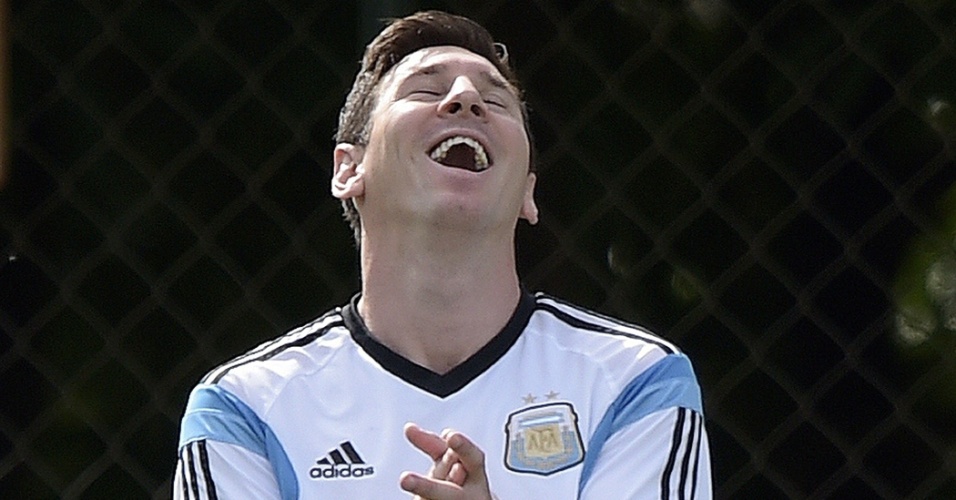 Lionel Messi se diverte durante treinamento da seleção da Argentina, nesta quarta-feira, na Cidade do Galo