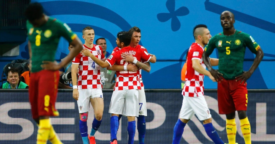 Mario Mandzukic abraça o brasileiro naturalizado croata Eduardo da Silva após marcar mais um gol sobre Camarões
