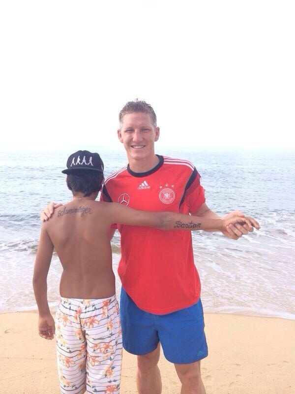 Schweinsteiger encontra menino com seu nome tatuado em praia da Bahia