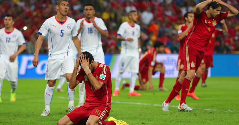 Sergio Busquets fica no chão e leva as mãos à cabeça para lamentar oportunidade desperdiçada pela Espanha contra o Chile