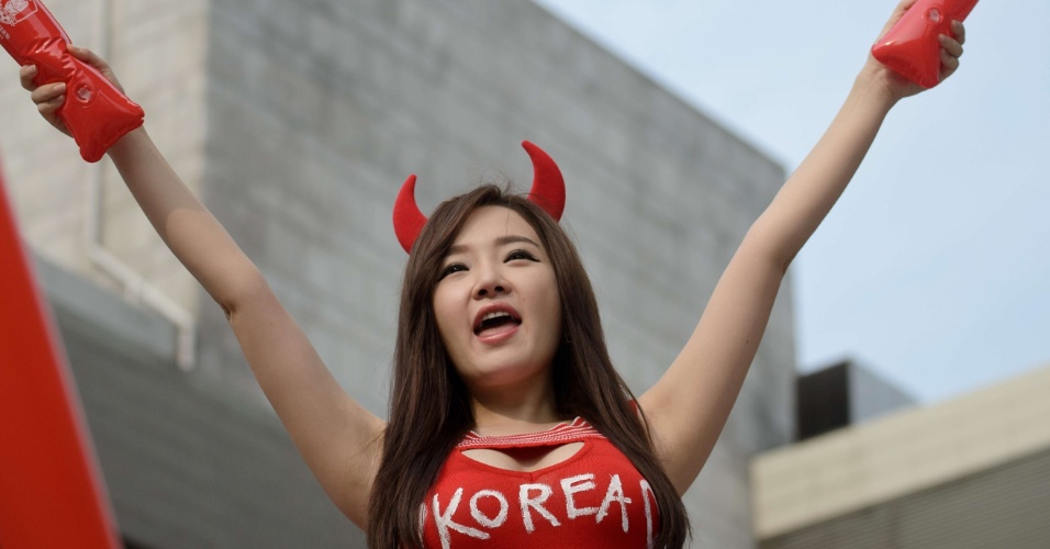 Sul-coreanas se empolgam na torcida pela sua seleção na Copa