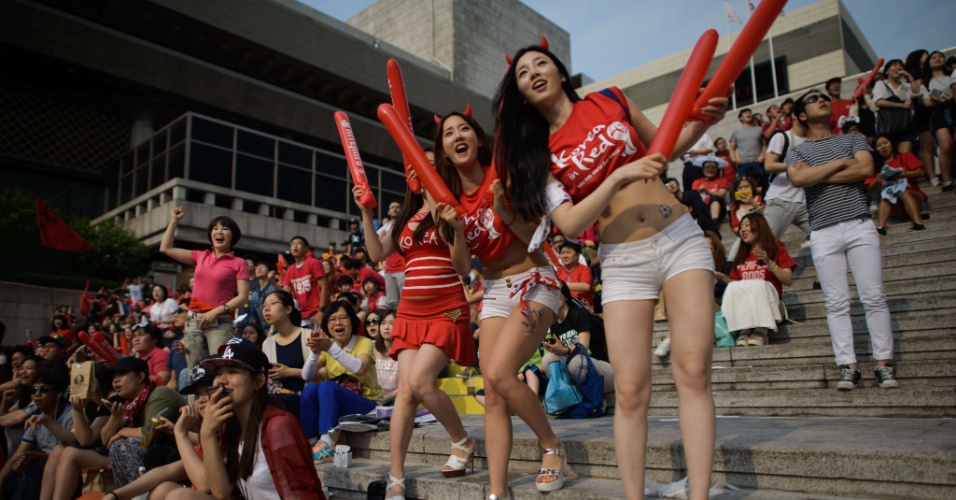 Sul-coreanas se empolgam na torcida pela sua seleção na Copa