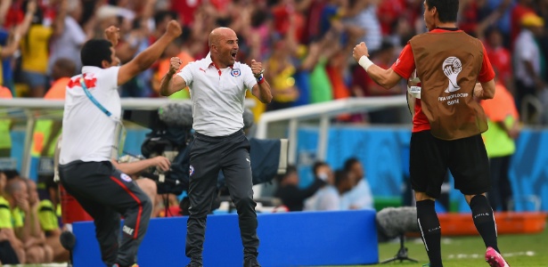 Técnico chileno Jorge Sampaoli comemora o segundo gol de sua seleção contra a Espanha - David Ramos/Getty Images