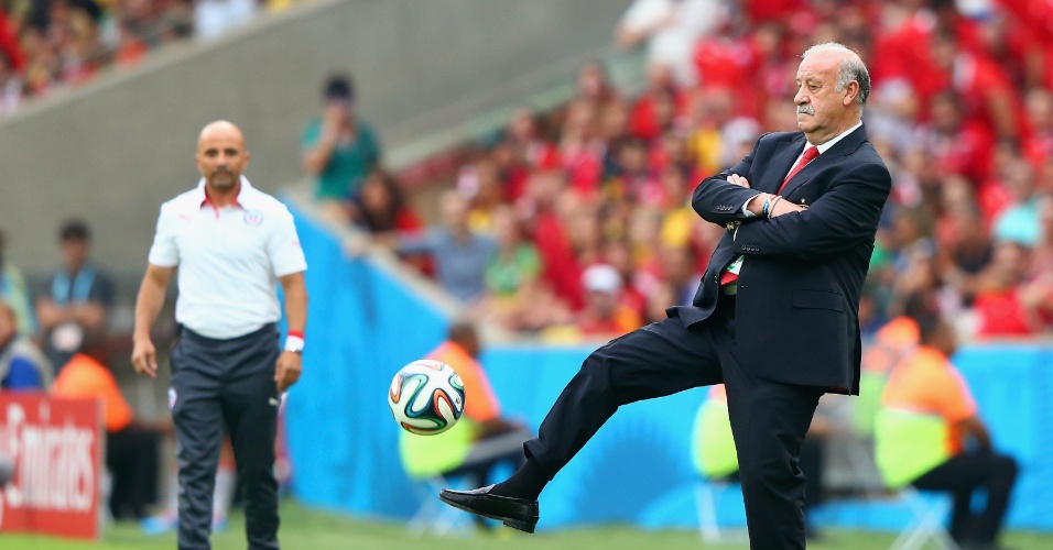 Técnico espanhol Vicente del Bosque mostra habilidade ao matar bola durante o jogo contra o Chile