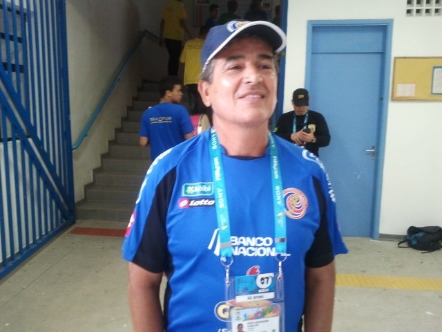 Técnico Jorge Luis Pinto, da Costa Rica, cogita alteração mesmo após vitória contra o Uruguai na estreia