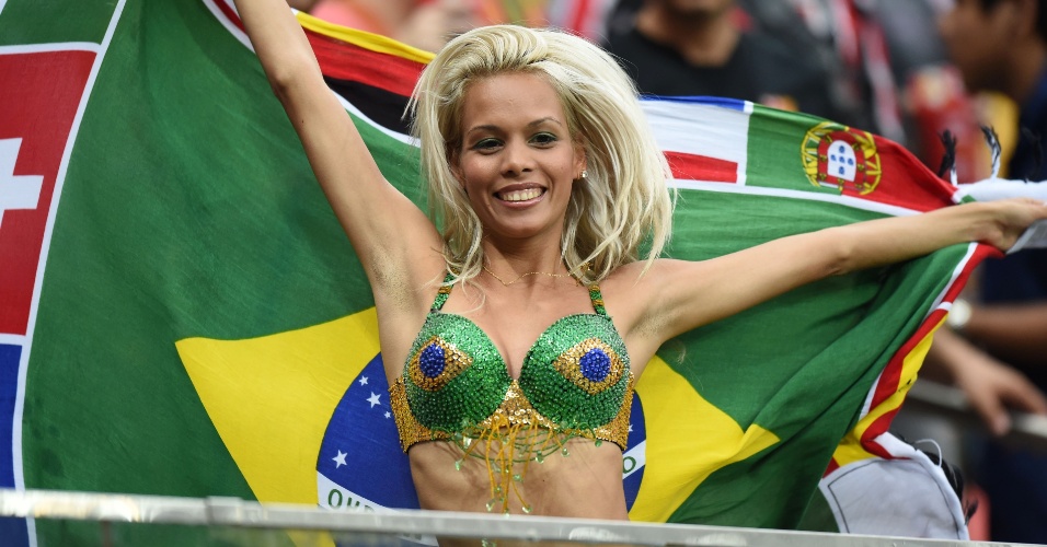 Torcedora carrega bandeira com diversas seleções que participam da Copa do Mundo