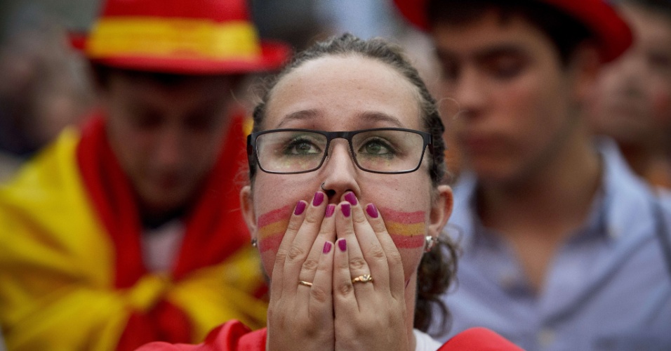 Torcedora que acompanha jogo em telão de Madri parece não acreditar na desclassificação da Espanha