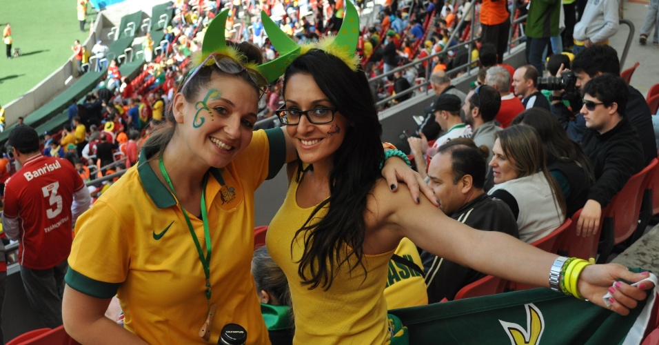 Torcedoras de verde e amarelo mostram apoio pela Austrália contra a Holanda