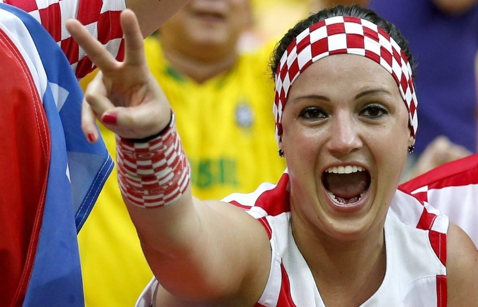 Torcedores croatas fazem a festa na Arena Amazônia antes do jogo entre Croácia e Camarões
