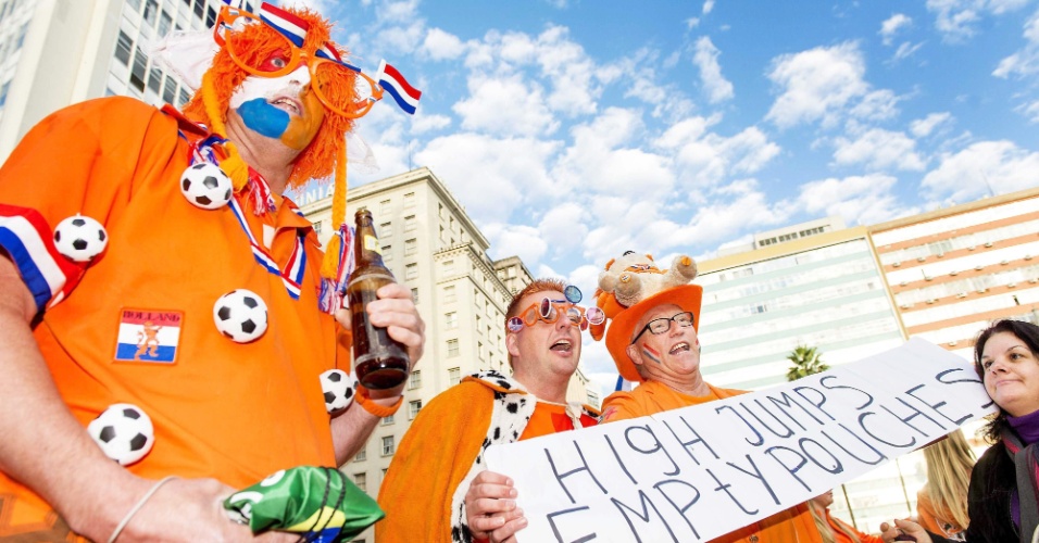 Torcedores da Holanda fazem festa nas ruas de Porto Alegre horas antes da partida contra a Austrália