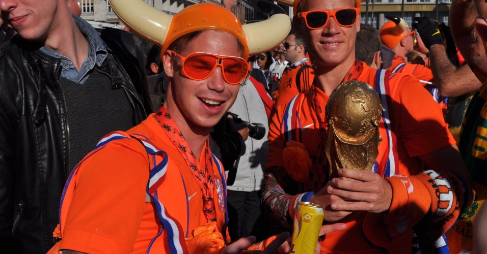Torcedores da Holanda fazem festa nas ruas de Porto Alegre horas antes da partida contra a Austrália