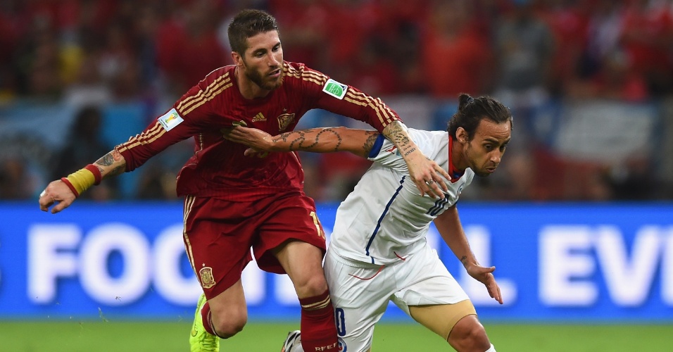 Valdivia divide a bola com Sergio Ramos na vitória chilena sobre a Espanha por 2 a 0 no Maracanã