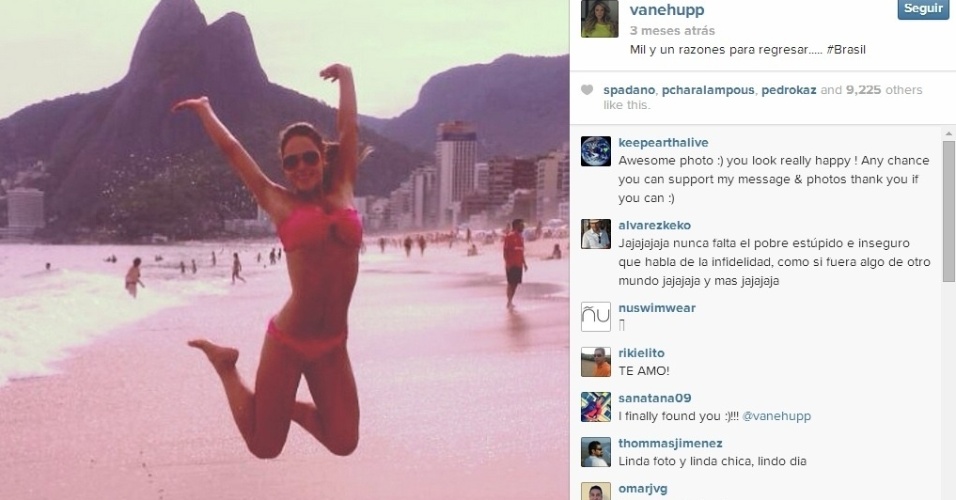 Vanessa posa de biquíni em praia do Rio de Janeiro